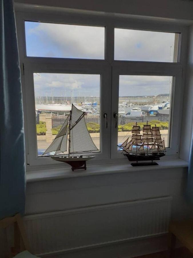 Marina View Lovely Upper 3 Bedroom Apartment 트룬 외부 사진