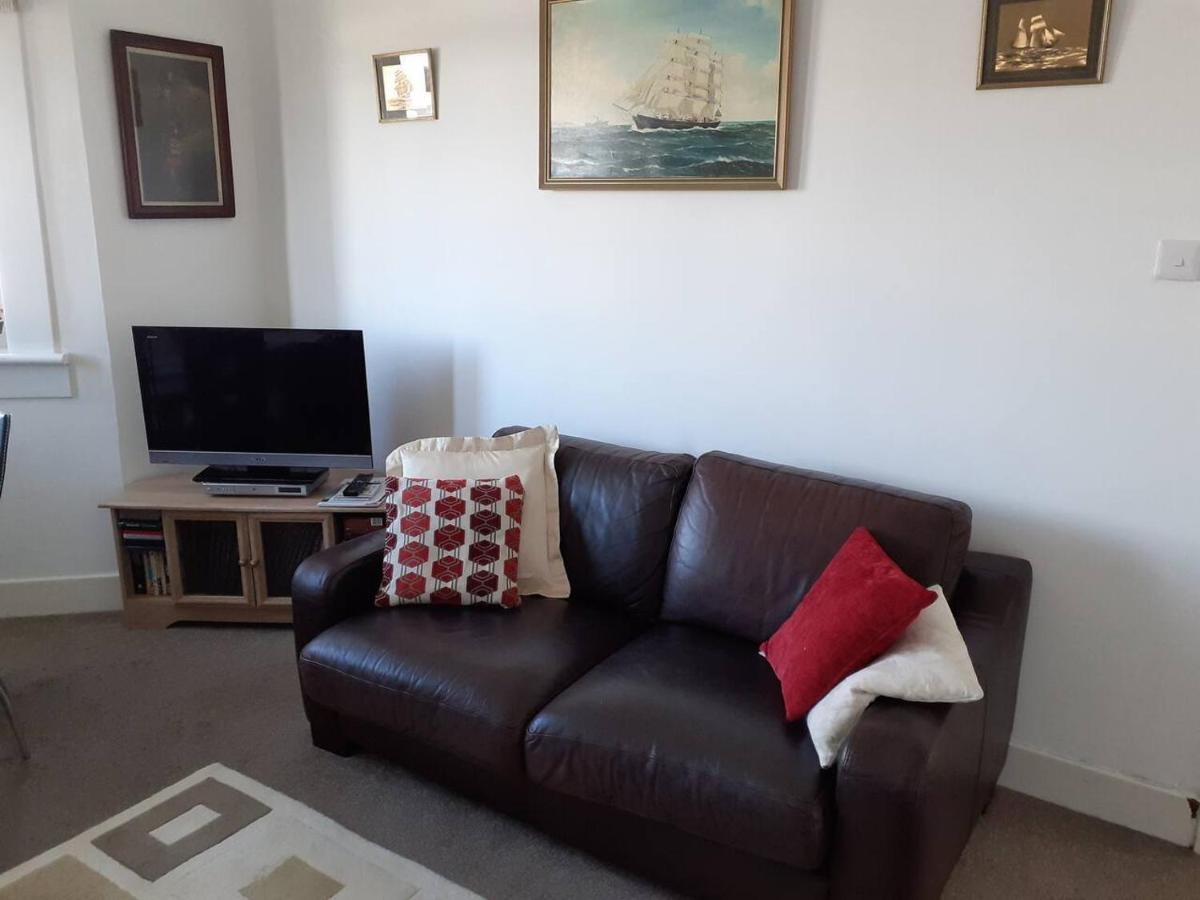 Marina View Lovely Upper 3 Bedroom Apartment 트룬 외부 사진