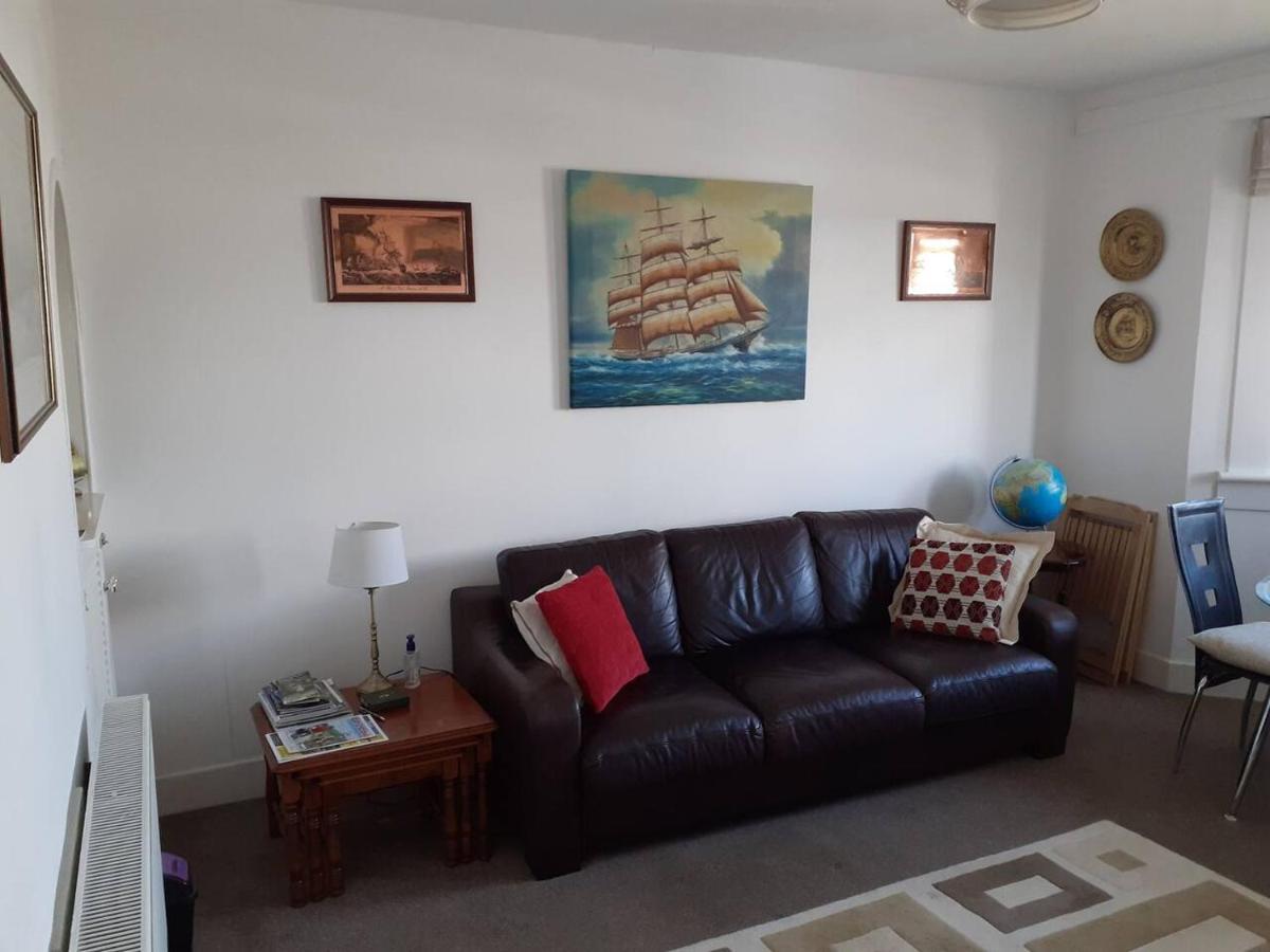 Marina View Lovely Upper 3 Bedroom Apartment 트룬 외부 사진